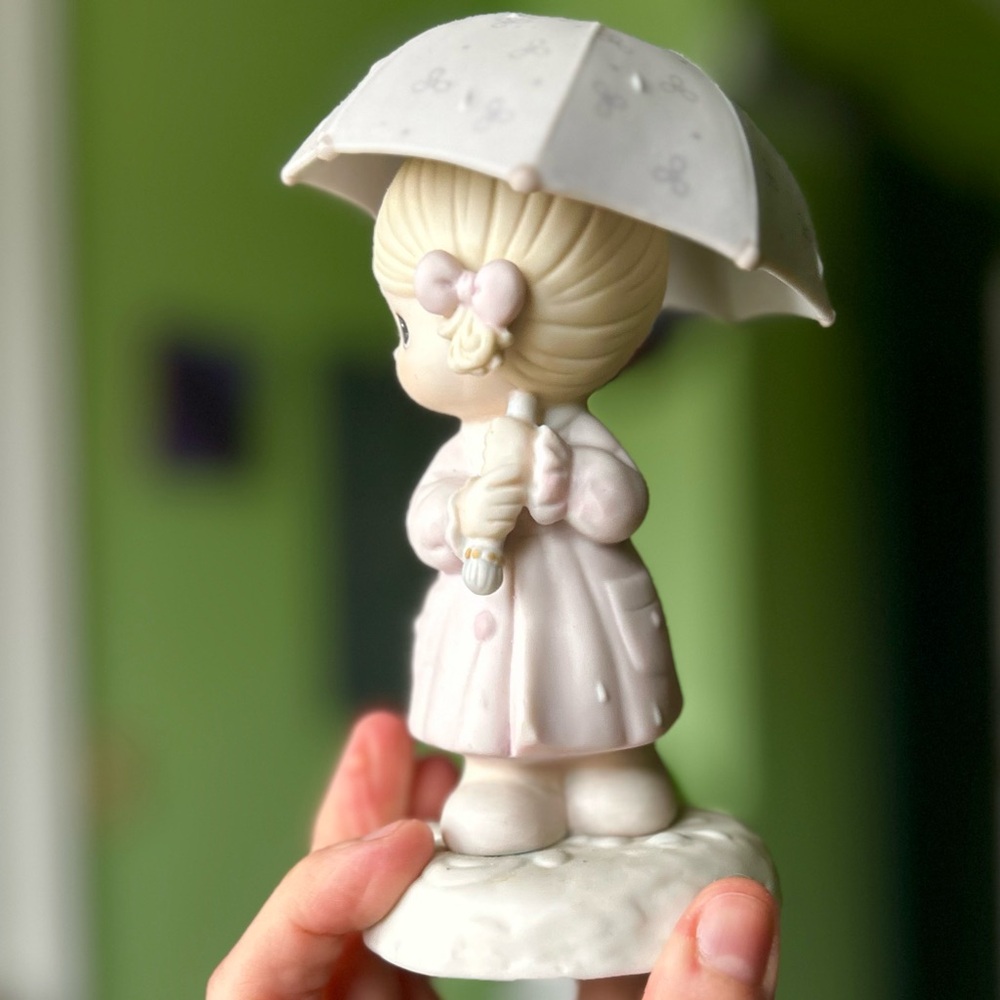 VTG Enesco Precious Moments Girl Under Umbrella April Month Motif Figurine - Picture 5 of 13